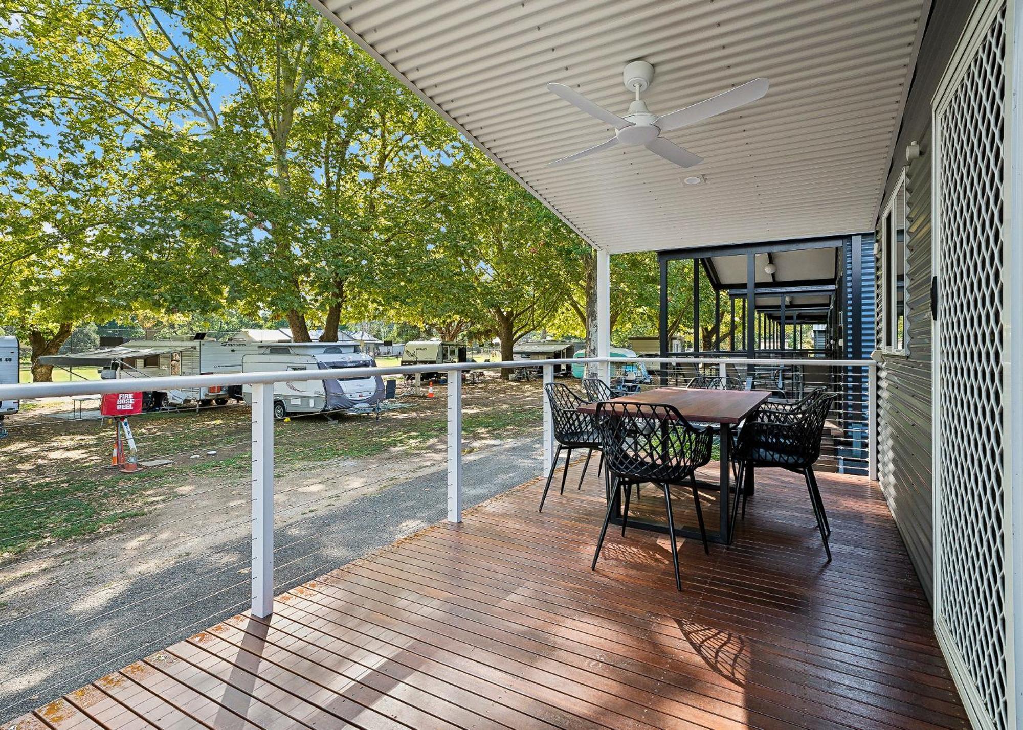 Myrtleford Holiday Park Экстерьер фото